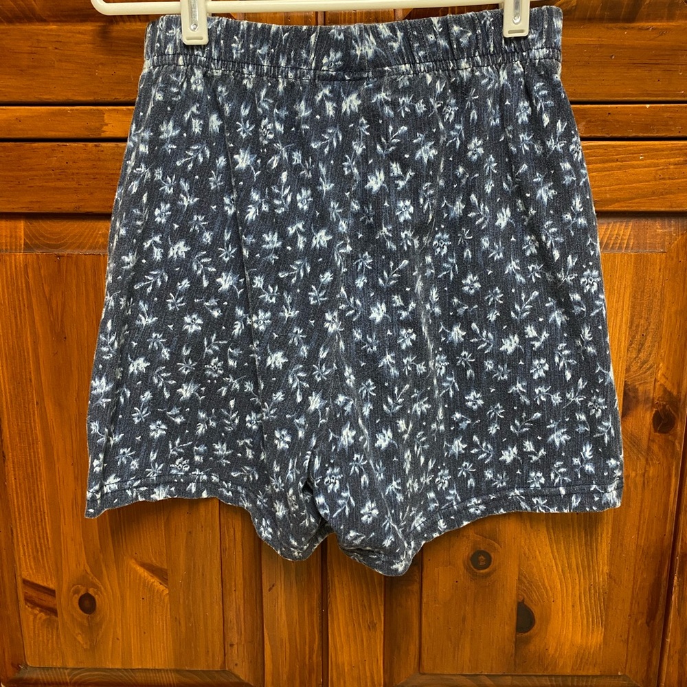 10 (4-5$) items for 10$ bundle offer.  Floral Patterned Women's Shorts